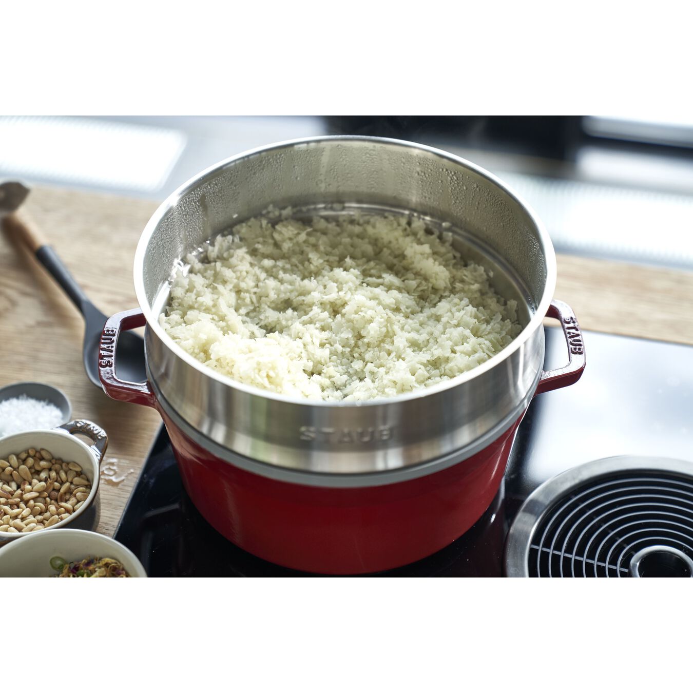 Cocotte in Ghisa 26 cm con cestello vapore e coperchio STAUB ROSSO
