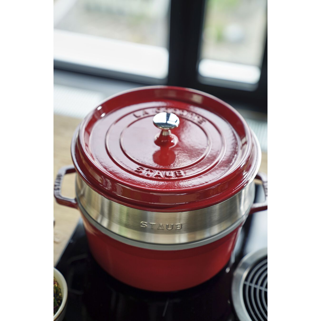 Cocotte in Ghisa 26 cm con cestello vapore e coperchio STAUB ROSSO